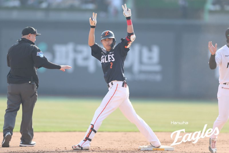 [서울=뉴시스] 프로야구 한화 이글스 심우준이 22일 수원 KT위즈파크에서 열린 2025 신한 쏠뱅크 KBO리그 KT 위즈와의 개막전에서 7회 역전 2루타를 터트린 뒤 세리머니를 펼치고 있다. (사진=한화 이글스 제공) 2025.03.22. *재판매 및 DB 금지