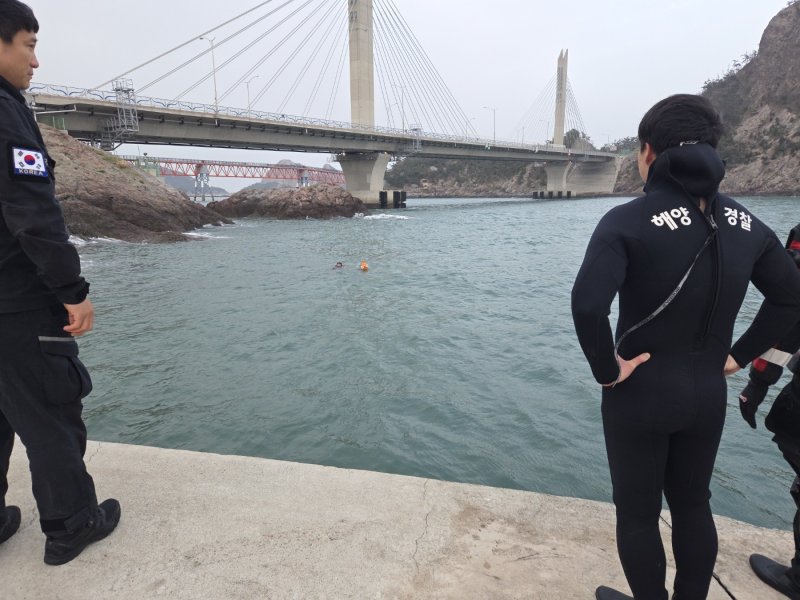 [군산=뉴시스] 17일 오후 5시45분께 전북 군산시 옥도면 장자도 선착장에서 승용차 1대가 추락해 군산해경이 구조 작업을 진행 중이다. (사진=군산해양경찰서 제공) 2025.04.17. photo@newsis.com *재판매 및 DB 금지