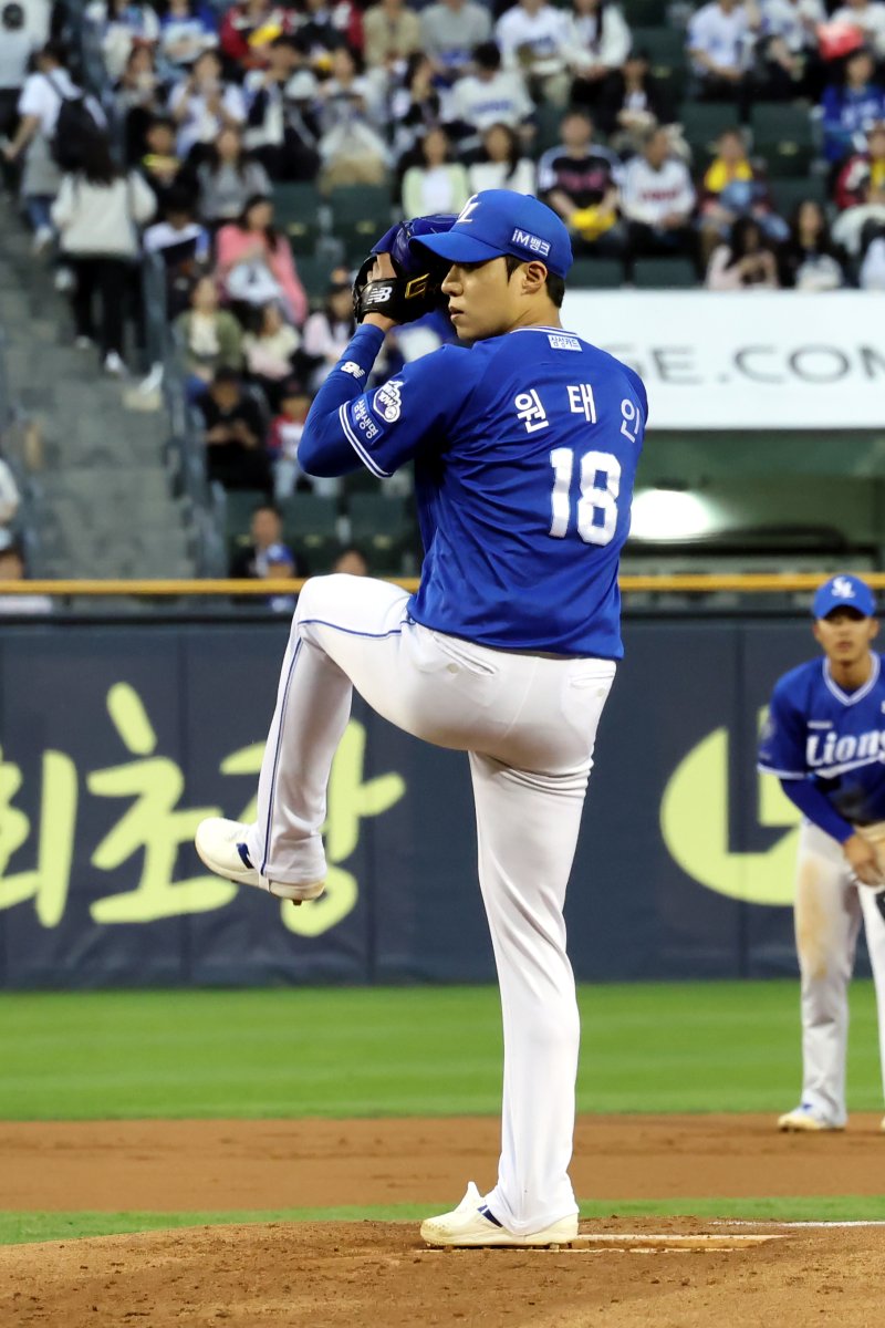 [서울=뉴시스] 프로야구 삼성 라이온즈 원태인이 17일 잠실구장에서 열린 2025 신한 쏠뱅크 KBO리그 LG 트윈스와의 경기에 선발 등판해 투구하고 있다. (사진=삼성 라이온즈 제공) 2025.04.17. *재판매 및 DB 금지