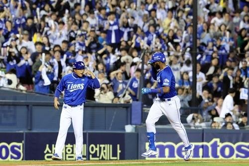 17일 경기에서 홈런을 치고 베이스를 도는 삼성 디아즈(오른쪽) (출처=연합뉴스)