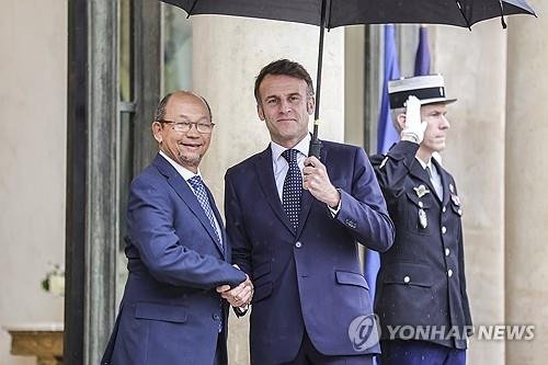 지난 1월 프랑스 방문한 아이티 과도위원회 위원장 레슬리 볼테르 (출처=연합뉴스)