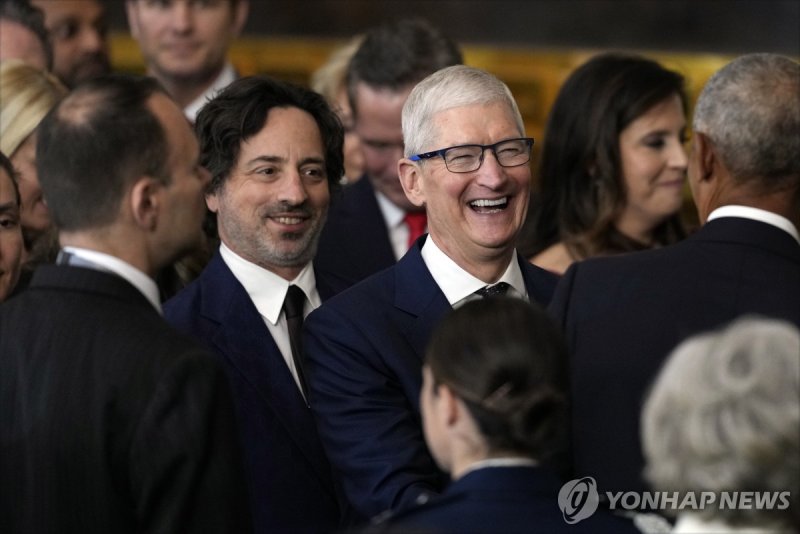 팀 쿡 애플 CEO(가운데) 모습 (출처=연합뉴스)