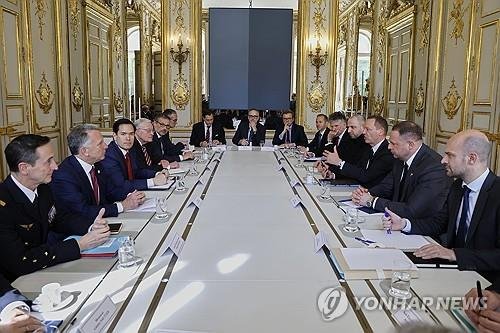파리서 머리 맞댄 각국 대표단들 (출처=연합뉴스)
