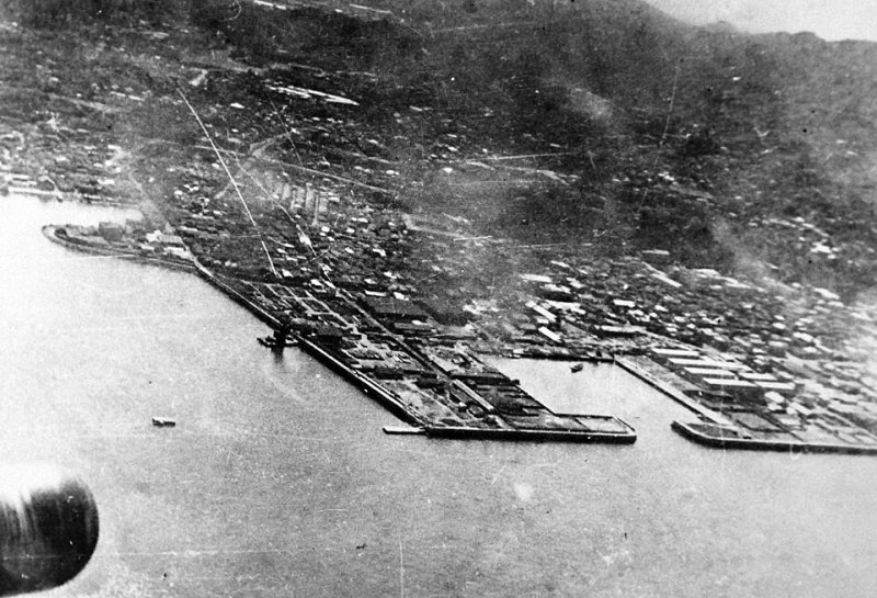 둘리틀 공습 작전 중 촬영된 도쿄. (출처: National Museum of the U.S. Navy, 1942, Public domain, via Wikimedia Commons)