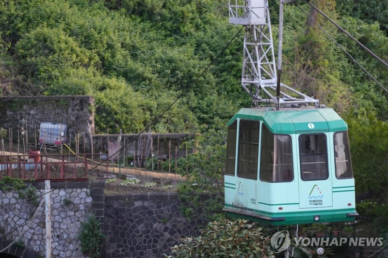 파이토산 정상까지 운행되는 케이블카가 멈춰 선 모습 (출처=연합뉴스)