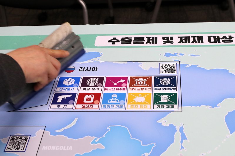 [서울=뉴시스] 백동현 기자 = 국제은행간통신협회(SWIFT·스위프트)가 오는 12일부터 러시아 은행 7곳 등을 결제망에서 차단한다고 밝힌 3일 오후 서울 강남구 전략물자관리원(KOSTI)에서 작업자들이 '수출통제 및 제재 대상 주요 국가' 지도를 새롭게 교체하고 있다. 2022.03.03. livertrent@newsis.com