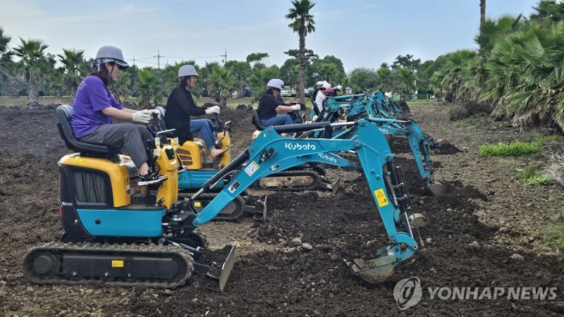 귀농귀촌·청년농업인 아카데미 굴착기 운전 실습 (출처=연합뉴스)