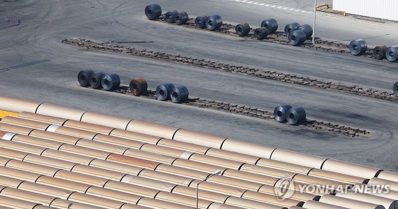 평택항에 쌓인 철강 제품 (출처=연합뉴스)