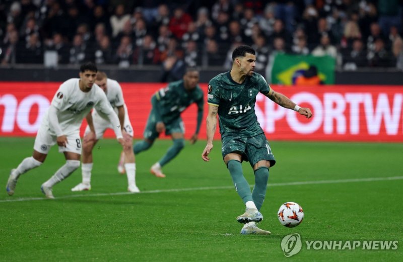 솔란케의 페널티킥 순간. (출처=연합뉴스)