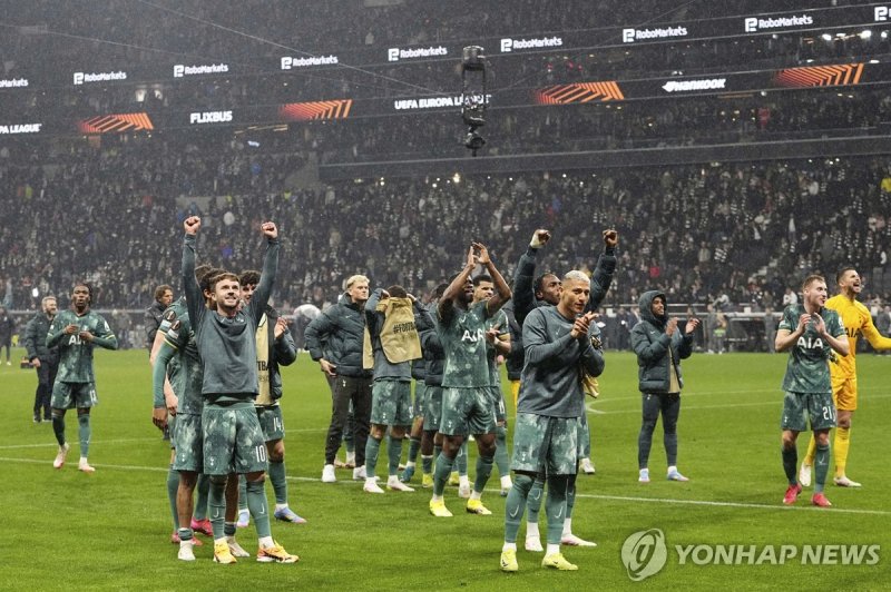 4강 진출 후 팬들에게 인사하는 토트넘 선수들. (출처=연합뉴스)