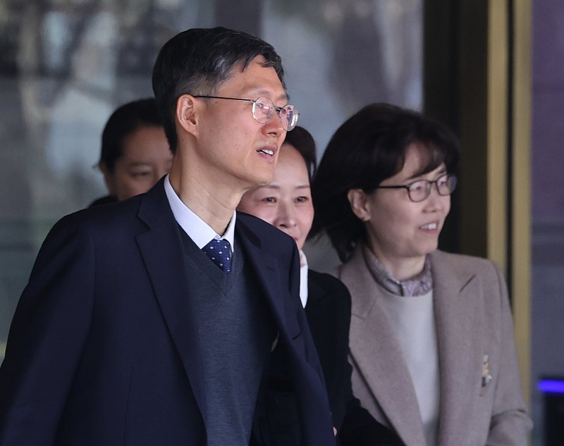 문형배 헌법재판소장 권한대행(왼쪽부터)과 정정미, 이미선 헌법재판관이 7일 서울 종로구 헌법재판소에서 나오고 있다. 2025.1.7/뉴스1 ⓒ News1 송원영 기자