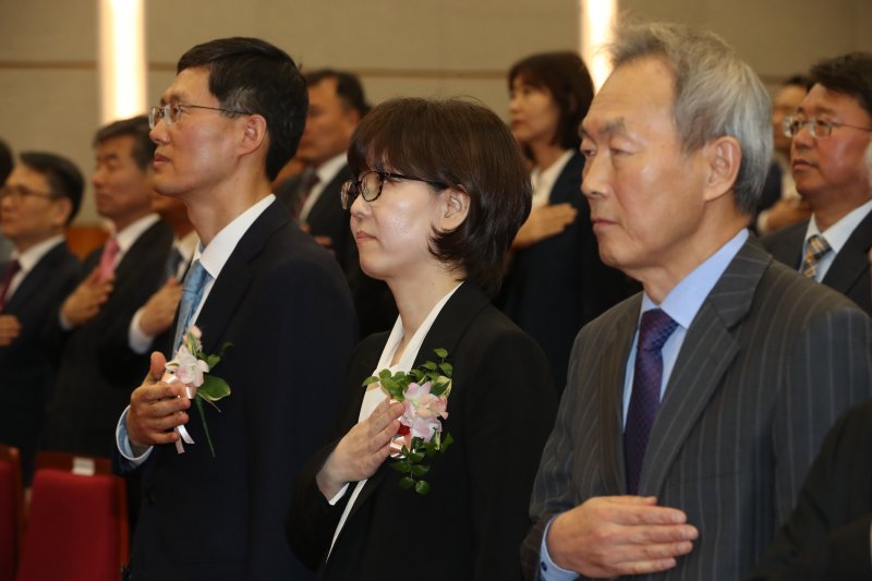 (왼쪽부터) 문형배·이미선 신임 헌법재판관이 19일 오후 서울 종로구 헌법재판소에서 열린 취임식에서 국민의례를 하고 있다.2019.4.19/뉴스1 ⓒ News1 이승배 기자