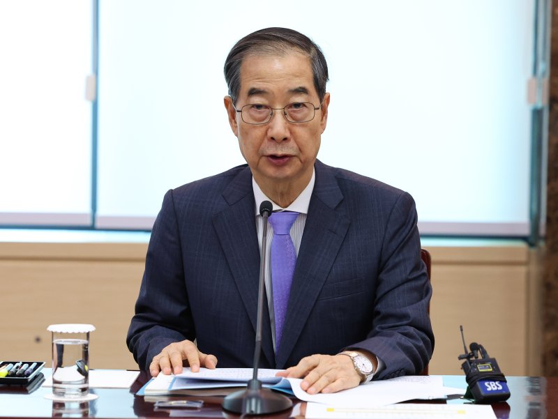 [서울=뉴시스] 최진석 기자 = 한덕수 대통령 권한대행 국무총리가 17일 정부서울청사에서 열린 제6차 2025년 아시아태평양경제협력체(APEC) 정상회의 준비위원회에서 발언하고 있다. 2025.04.17. myjs@newsis.com