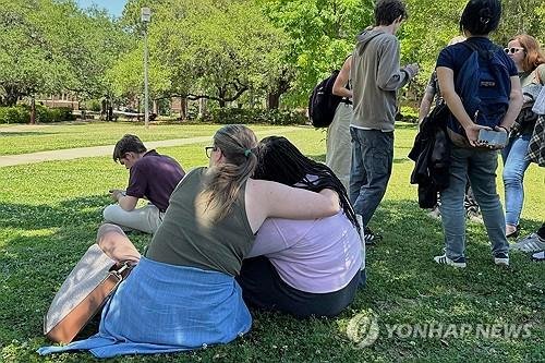 17일(현지시간) 총격사건이 발생한 미국 플로리다 주립대의 학생들 (출처=연합뉴스)