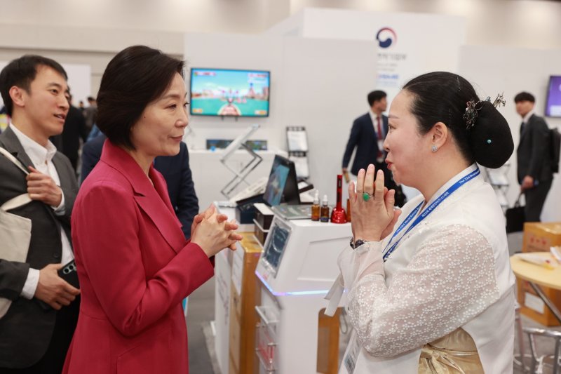 오영주 중소벤처기업부 장관(왼쪽)이 지난 17일(현지시간) 미국 애틀란타에서 열린 기업 전시회를 방문해 전시회장을 둘러보며 참여기업 관계자를 격려하고 있다. 중소벤처기업부 제공