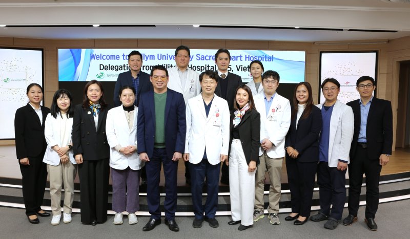 [서울=뉴시스]김형수 한림대학교성심병원장(첫줄 왼쪽 여섯 번째), 김형년 한림대의료원 국제학술위원장(둘째줄 왼쪽 세 번째), 김용균 한림국제항생제내성센터장(첫줄 왼쪽 열 번째)을 포함한 한림대의료원 의료진과 베트남175군병원 부이 득 탄 부원장(첫줄 왼쪽 다섯 번째), 응웬 푸엉 타오 감염내과 부과장(첫줄 왼쪽 일곱 번째)등 베트남175군병원 의료진이 ‘한-베트남 글로벌 항생제 내성 공동연구’ 출범식에서 기념촬영을 하고 있다. (사진= 한림대의료원 제공) 2025.04.18. photo@newsis.com.