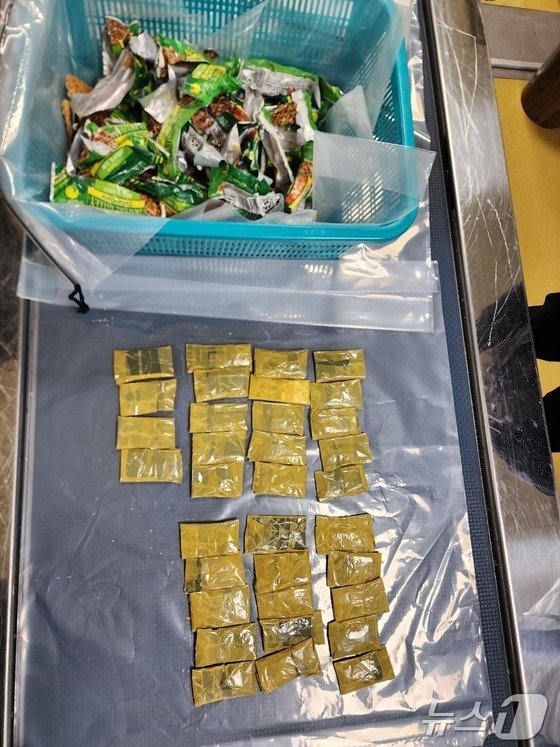 말레이시아 국적의 40대 여성이 과자봉지 등에 숨겨 필로폰을 밀수하다 제주세관 등에 적발됐다.(제주지검 제공, 재판매 및 DB 금지)/뉴스1