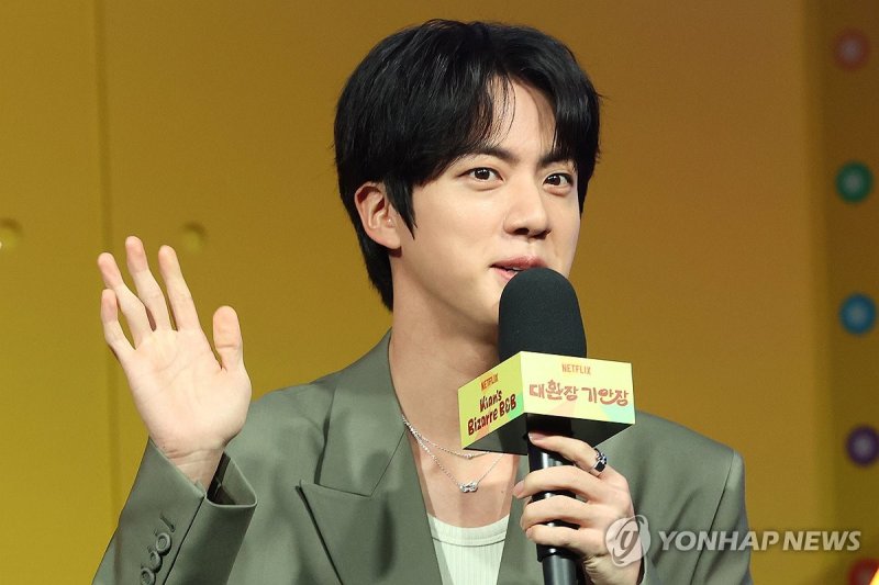 진, 팬 향해 인사 (출처=연합뉴스)