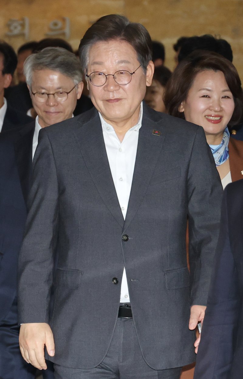 더불어민주당 대선 경선 후보인 이재명 전 대표가 17일 오후 서울 여의도 국회에서 열린 본회의에 참석하고 있다. 2025.4.17/뉴스1 ⓒ News1 이광호 기자