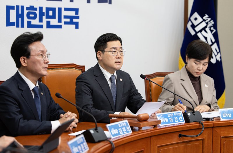 (서울=뉴스1) 이재명 기자 = 박찬대 더불어민주당 대표 직무대행 겸 원내대표가 18일 오전 서울 여의도 국회에서 열린 최고위원회의에서 발언을 하고 있다. 2025.4.18/뉴스1 /사진=뉴스1화상