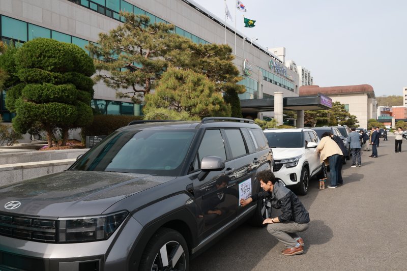 2025영동세계국악엑스포 성공개최 차량 홍보스티커 부착 퍼포먼스 장면 (영동군 제공. 재판매 및 DB금지) /뉴스1