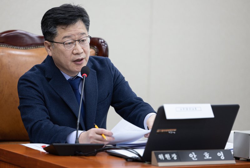 안호영 국회 환경노동위원회 위원장이 21일 오후 서울 여의도 국회 환경노동위원회에서 열린 쿠팡 택배노동자 근로 조건 개선·대유위니아그룹 임금체불 관련 청문회에서 질의를 하고 있다. 2025.1.21/뉴스1 ⓒ News1 이재명 기자
