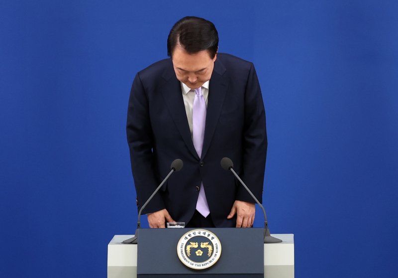 [서울=뉴시스] 최진석 기자 = 헌법재판소가 4일 윤석열 대통령의 탄핵사건에 대해 인용을 선고했다. 사진은 2024년 11월 7일 서울 용산 대통령실 청사에서 열린 대국민담화 및 기자회견에 입장하는 윤 전 대통령. 2025.04.04. myjs@newsis.com