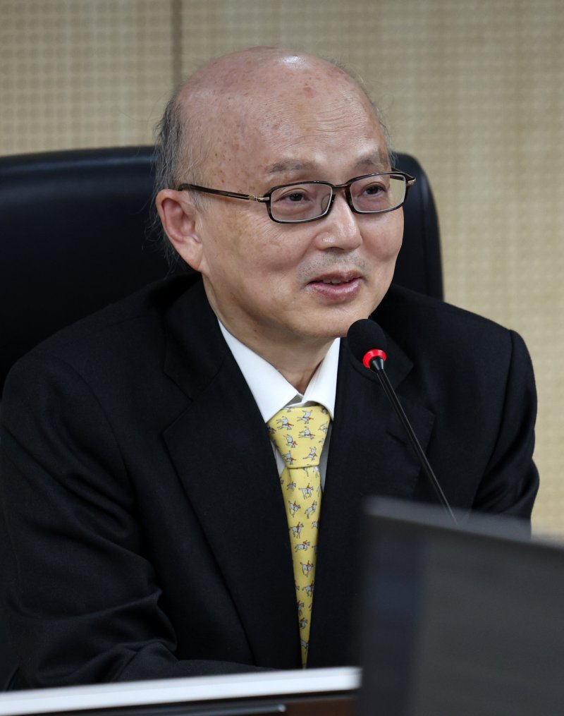 [서울=뉴시스] 고범준 기자 = 안창호 국가인권위원회 위원장이 24일 오후 서울 중구 국가인권위원회에서 열린 3차 전원위원회에서 발언하고 있다. 2025.02.24. bjko@newsis.com