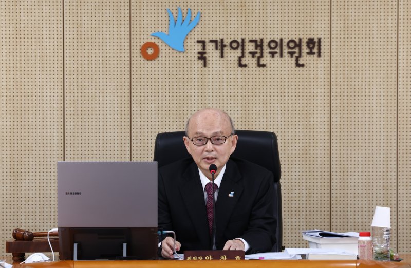 안창호 국가인권위원회 위원장이 서울 중구 국가인권위에서 열린 '국가인권위원회 2차 전원위원회'에서 발언하고 있다. (공동취재) 2025.2.10/뉴스1 ⓒ News1 신웅수 기자
