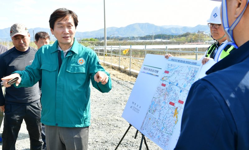 조현일 경산시장이 18일 중산1지구 건설현장을 찾아 진행상황을 점검하고 있다. 조 시장은 지난 10일부터 지역 주요사업장을 방문해 현장의 애로사항과 요구사항 등을 듣고 있다. (경산시 제공. 재판매 및 DB금지) 2025.4.18/뉴스1 ⓒ News1 정우용 기자