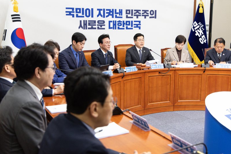 박찬대 더불어민주당 대표 직무대행 겸 원내대표가 18일 오전 서울 여의도 국회에서 열린 최고위원회의에서 발언을 하고 있다. 2025.4.18/뉴스1 ⓒ News1 이재명 기자