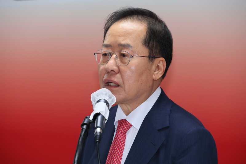 홍준표 후보, 사회·교육·문화 분야 공약 발표 (서울=연합뉴스) 이정훈 기자 = 국민의힘 홍준표 대선 경선 후보가 18일 서울 여의도 선거사무소에서 사회·교육·문화 분야 공약을 발표하고 있다. 2025.4.18 uwg806@yna.co.kr (끝)