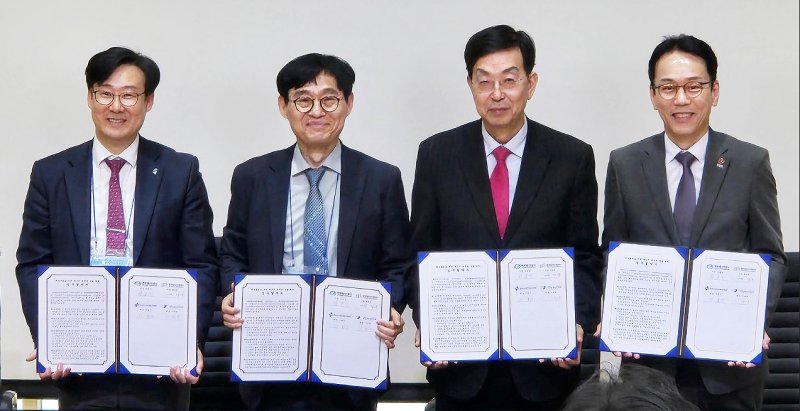 17일 한국에너지기술연구원 제주글로벌연구센터에서 열린 제주특별자치도개발공사와 제주에너지공사, 한국에너지학회, 한국수소및신에너지학회 간 업무협약식.(제주특별자치도개발공사 제공, 재판매 및 DB 금지)