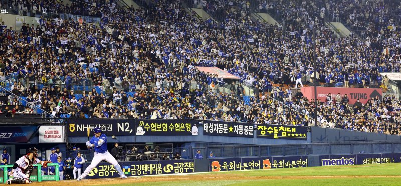 [서울=뉴시스] 박주성 기자 = 지난 15일 오후 서울 송파구 잠실야구장에서 열린 프로야구 2025 KBO리그 삼성 라이온즈 대 LG 트윈스의 경기에 관중들이 응원을 하고 있다. 2025.04.15. park7691@newsis.com