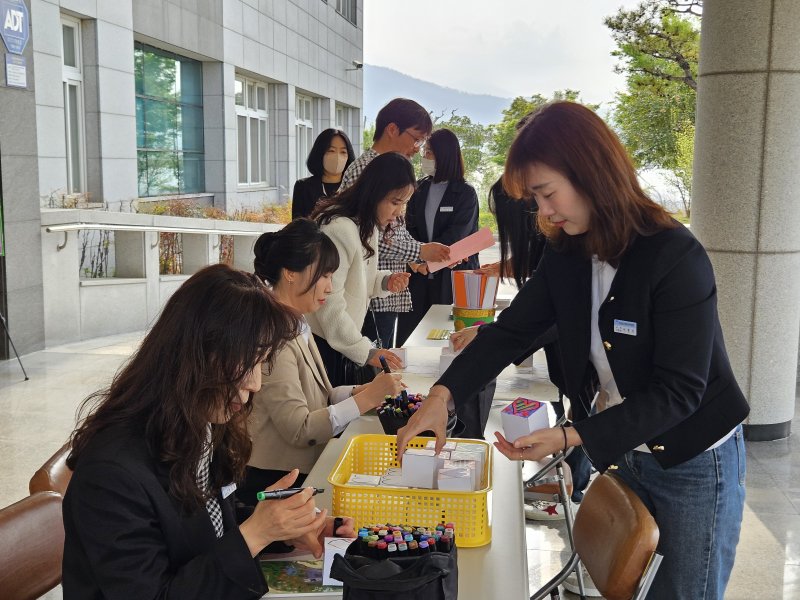 [밀양=뉴시스] 밀양교육지원청 1층 로비에서 장애인식 퀴즈활동에 참여하고 있다. (사진=밀양교육지원청 제공) 2025.04.18. photo@newsis.com *재판매 및 DB 금지