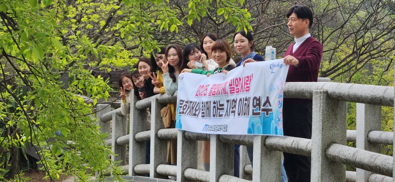 [밀양=뉴시스] 교사들이 문화재와 함께 하는 지역이해 연수에 참가하고 있다. (사진=밀양교육지원청 제공) 2025.04.18. photo@newsis.com *재판매 및 DB 금지