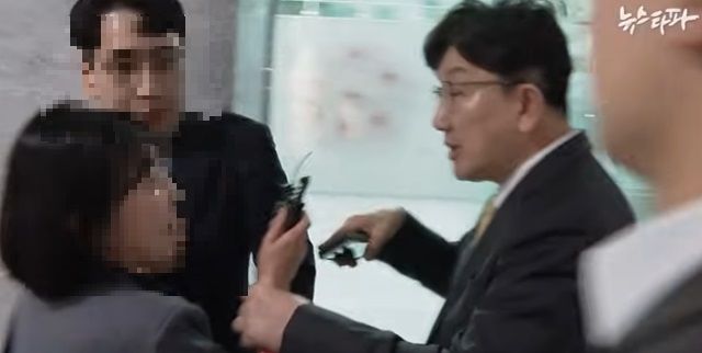 16일 서울 여의도 국회 의원회관에서 권성동(오른쪽) 국민의힘 원내대표가 질문을 하는 뉴스타파 기자의 손목을 붙잡고 있다. 출처=뉴스타파