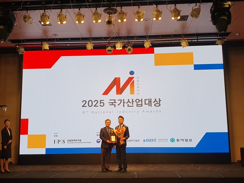 [세종=뉴시스]한국가스기술공사는 지난 17일 서울 엘타워 그레이스홀에서 열린 2025 국가산업대상 시상식에서 연구개발 부문 대상을 수상했다.(사진=한국가스기술공사 제공)