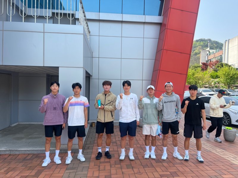 [아산=뉴시스] 순천향대 테니스부 학생들이 기념촬영을 하고 있다. (사진 왼쪽부터 사회체육학과 오승원(3학년), 이준환(4학년), 엄두현(4학년), 이해선(3학년), 김세현(1학년), 유찬(2학년), 심관욱(2학년)) (사진=순천향대 제공) 2025.4.18 photo@newsis.com *재판매 및 DB 금지
