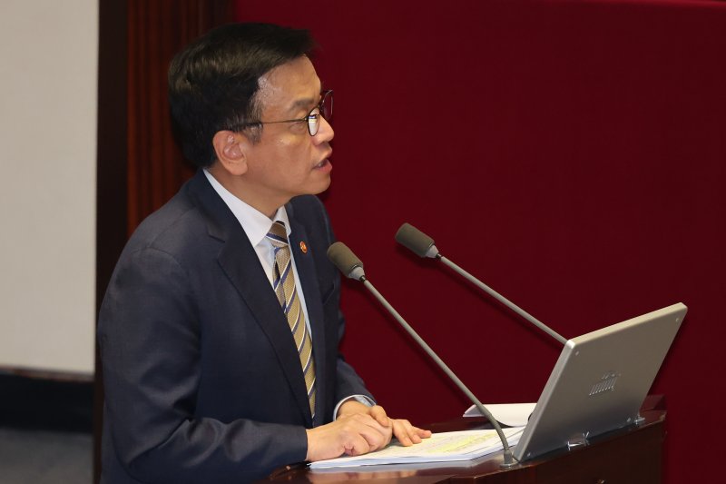 [서울=뉴시스] 권창회 기자 = 최상목 경제부총리 겸 기획재정부 장관이 지난 15일 서울 여의도 국회에서 열린 제424회 국회(임시회) 제3차 본회의 경제 분야 대정부질문에서 의원질의에 답하고 있다. 2025.04.18. kch0523@newsis.com