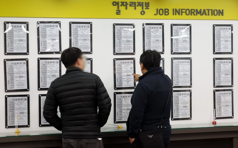 [서울=뉴시스] 홍효식 기자 = 9일 서울 마포구 서부고용복지플러스센터에서 구직자가 일자리 정보 게시판을 살펴보고 있다. 2025.04.09. yesphoto@newsis.com