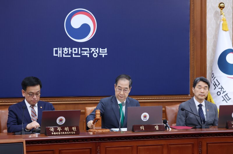 [서울=뉴시스] 조수정 기자 = 한덕수 대통령 권한대행 국무총리가 18일 정부서울청사에서 열린 추가경정예산안 심의 임시국무회의에서 의사봉을 두드리고 있다. 2025.04.18. chocrystal@newsis.com