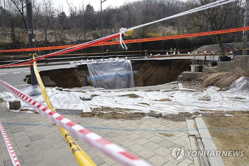 명일동 싱크홀 지역 "침하량 크다"…서울시 용역보고서 있었다 (출처=연합뉴스)