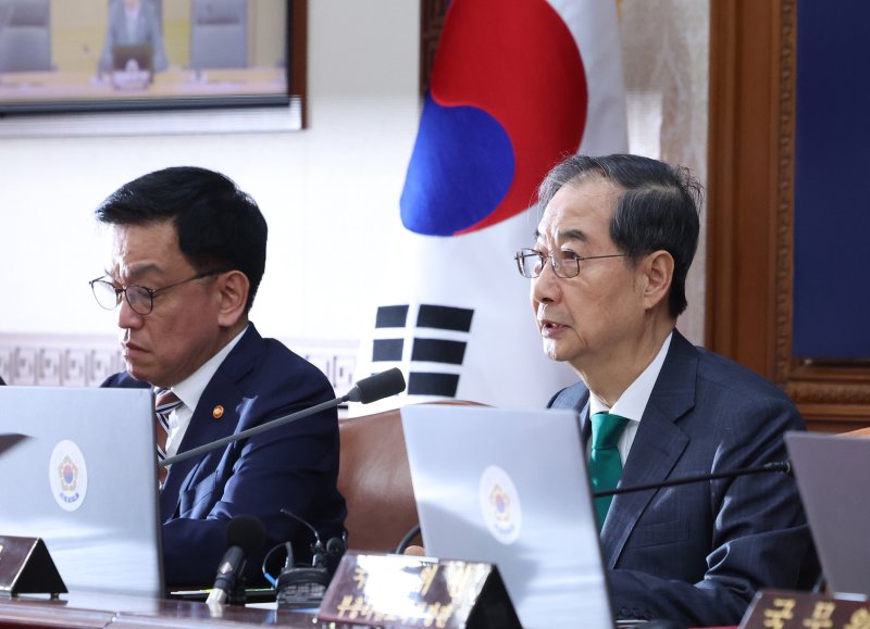 [서울=뉴시스] 조수정 기자 = 한덕수 대통령 권한대행 국무총리가 18일 정부서울청사에서 열린 추가경정예산안 심의 임시국무회의를 주재하고 있다. 2025.04.18. chocrystal@newsis.com