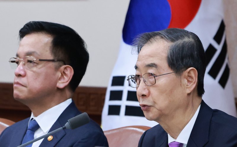 [서울=뉴시스] 조수정 기자 = 한덕수 대통령 권한대행 국무총리가 25일 정부서울청사에서 열린 국무회의를 주재하고 있다.왼쪽은 최상목 경제부총리 겸 기획재정부 장관. (대통령실통신사진기자단) 2025.03.25. chocrystal@newsis.com