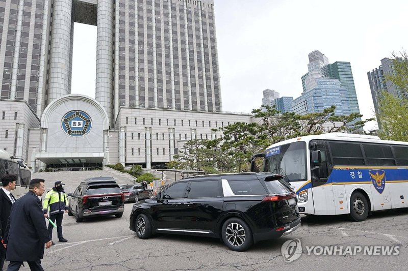 지하주차장 향하는 윤 전 대통령 차량 (출처=연합뉴스)