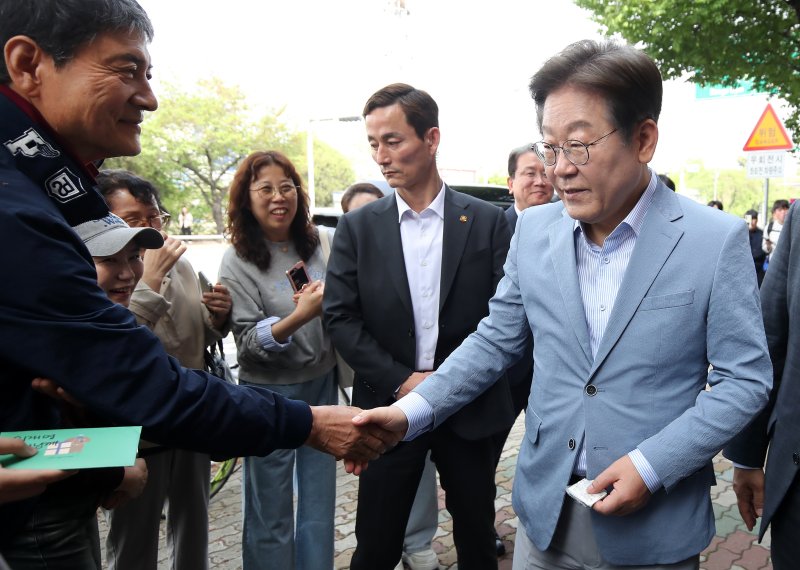 [대구=뉴시스] 이무열 기자 = 이재명 제21대 대통령 선거 더불어민주당 경선 후보가 18일 대구 북구 협동조합 소이랩에서 열린 K-콘텐츠 기업 간담회에 참석하기 전 지지자들에게 인사하고 있다. 2025.04.18. lmy@newsis.com
