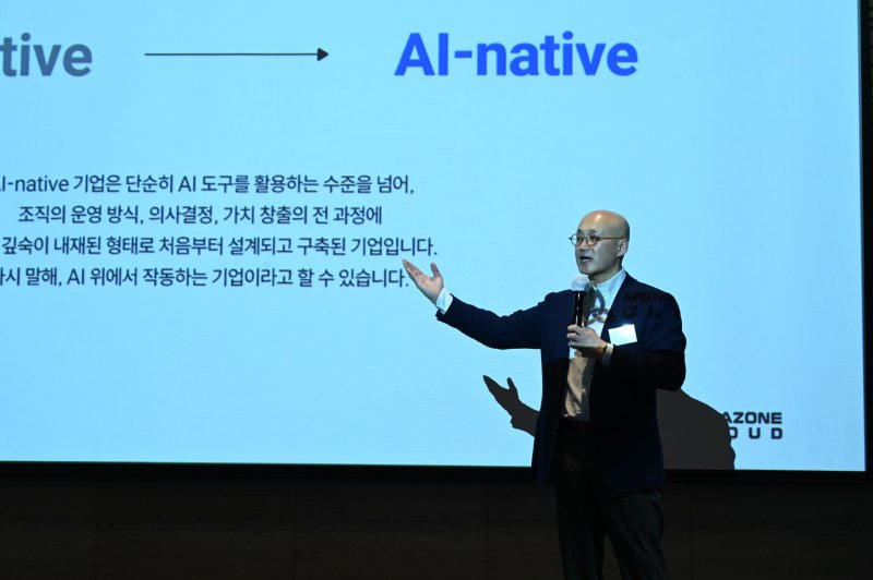 염동훈 메가존클라우드 대표가 제442회 한국경제인협회 경영자 조찬 강연에서 발표하고 있다.(메가존클라우드 제공)