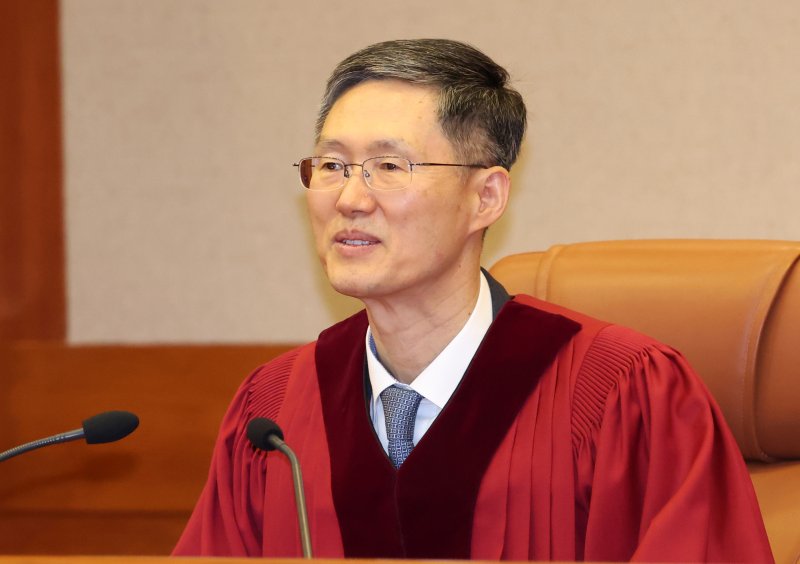 [서울=뉴시스] 이영환 기자 = 문형배 헌법재판소장 권한대행이 10일 오후 서울 종로구 헌법재판소 대심판정에서 열린 4월 심판사건 선고에 참석하고 있다. 2025.04.10. 20hwan@newsis.com