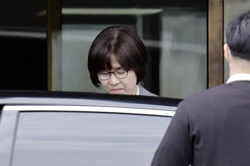 [서울=뉴시스] 최동준 기자 = 퇴임을 앞둔 이미선 헌법재판관이 지난 17일 서울 종로구 헌법재판소에서 차량으로 이동하고 있다. 2025.04.17. photocdj@newsis.com